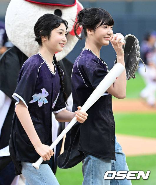 [OSEN=수원, 최규한 기자] 26일 경기도 수원 KT위즈파크에서 ‘2026 신한 SOL Bank KBO리그’ KT 위즈와 키움 히어로즈의 경기가 열렸다.이날 경기 시구와 시타는 걸그룹 튜이드(TUIDE)가 맡았다. 튜이드는 지난달 24일 미니 1집 ‘튠 앤 플레이’(TUNE & PLAY)로 데뷔했다.튜이드 세아와 사키가 시구-시타를 마친 뒤 그라운드를 나서며 미소짓고 있다. 2026.09.26 / dreamer@osen.co.kr