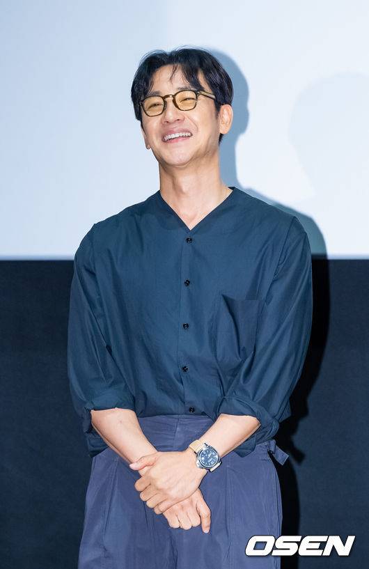 [OSEN=박준형 기자] 14일 오후 서울 코엑스 메가박스에서 영화 '마지막 숙제' 가족시사회 및 무대인사가 진행됐다.'마지막 숙제'는 임시 담임이 된 교사와 각자 색으로 마지막 숙제를 완성해가는 아이들 이야기로 성매매 혐의에 대해 벌금 100만원 약식기소 처분을 받은 후 활동을 중단했던 배우 엄태웅의 복귀작이다.배우 엄태웅이 미소 짓고 있다 2025.08.14 / soul1014@osen.co.kr