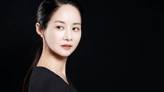 거친 소음과 구설 속에서도 자신만의 궤도를 굳건히 지켜내며 중심을 잡은 승부사의 얼굴. 아츠로이엔티 제공