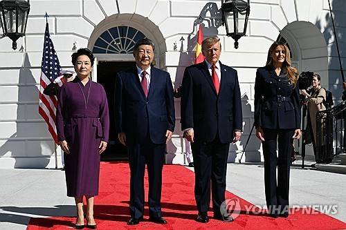 백악관에서 차담 전 사진촬영하는 트럼프 대통령 부부와 시진핑 주석 부부 [AFP=연합뉴스. 재판매 및 DB 금지]