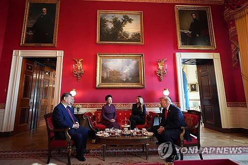 백악관 레드룸에서 차담 나누는 미중 정상 부부 [AP=연합뉴스. 재판매 및 DB 금지]