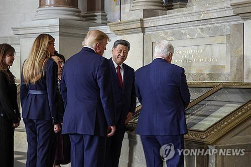 미국 워싱턴DC 국립문서기록관리청에서 미국 헌법 원본을 관람하는 미중 정상 부부 [로이터=연합뉴스. 재판매 및 DB 금지]