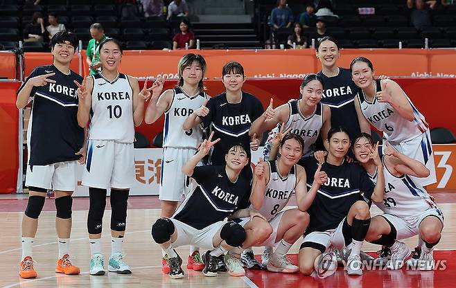 여자 농구 대표팀 (나고야=연합뉴스) 임화영 기자 = 24일 일본 나고야 아이치 인터내셔널 아레나에서 열린 2026 아이치·나고야 아시안게임 여자 농구 한국과 인도네시아의 8강전에서 101-59로 승리한 한국 선수들이 기뻐하고 있다. 2026.9.24 hwayoung7@yna.co.kr