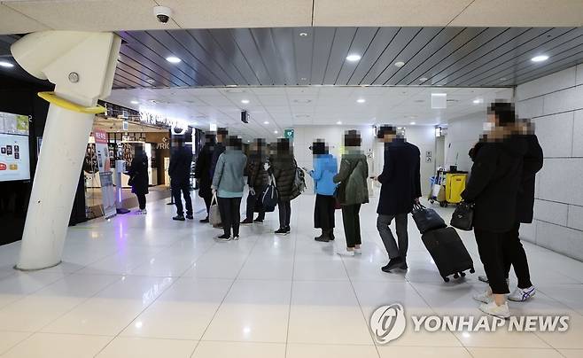 김포공항 식당 이용 위해 줄 선 이용객들 [연합뉴스 자료사진]