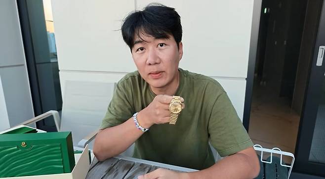 도경완이 아내 장윤정이 방송에서도 착용했던 1억원대 명품 시계를 공개했다./사진=유튜브 채널 '도장TV' 캡처