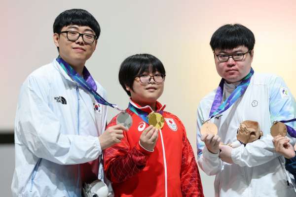 아시안게임 뿌요뿌요 챔피언스서 금메달을 딴 일본 구리하라 유키와 은메달의 한국 강동신(왼쪽)