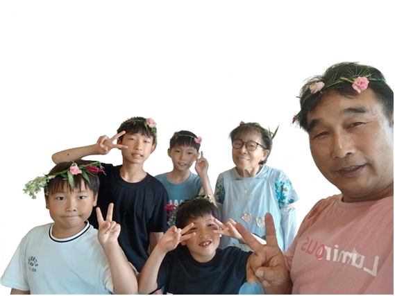상주시 공성면 영오리에서 아이들이 직접 만든 꽃 화관을 쓰고 자연과 예술이 어우러진 체험의 즐거움을 나누고 있다. 영오리의 자연자원을 활용해 아이들의 창의성과 정서적 성장을 돕는 주민주도형 리빙랩이다.