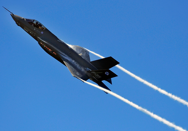 ▲F-35 전투기의 비행운. (사진=미 항공우주국(NASA))