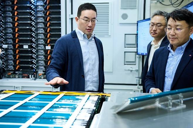 구광모 LG 회장(왼쪽 1번째). [사진=LG]