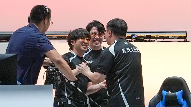 ◇한국 e스포츠 대전 격투게임 대표팀의 '아재 3인방' 배재민 연제길 이광노가 26일 일본과의 결승전에서 금메달을 따낸 후 한데 모여 기뻐하고 있다. 사진제공=한국e스포츠협회