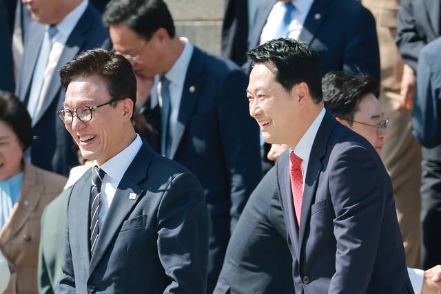 김민석(왼쪽) 더불어민주당 당대표와 장동혁(오른쪽) 국민의힘 대표가 지난 9월 3일 국회 본청 앞에서 제22대 국회 후반기 정기국회 개원 기념사진 촬영을 마치고 이동하고 있다. [연합뉴스]