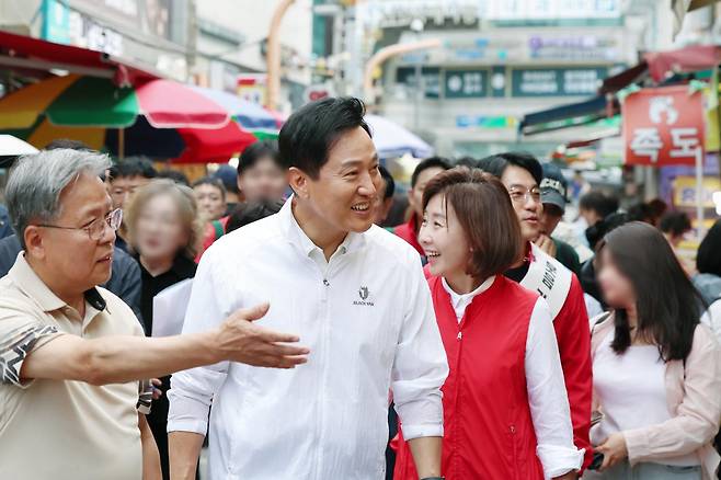 오세훈(왼쪽에서 두 번째) 서울시장이 23일 추석 연휴를 앞두고 나경원(왼쪽에서 세 번째) 국민의힘 의원과 함께 서울 동작구 남성사계시장을 찾아 추석 성수품 수급 상황을 확인하고 있다. 서울시 제공