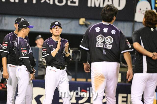 27일 오후 서울 잠실야구장에서 진행된 '2026 신한 SOL KBO 리그' KT위즈와 두산 베어스의 경기. KT 이강철 감독이 12-6으로 승리한 뒤 선수들에게 박수를 보내고 있다./잠실=곽경훈 기자