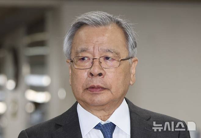 [서울=뉴시스] 김명년 기자 = 대장동 개발 관련 민간 사업자들로부터 청탁 대가 금품을 받은 혐의로 재판에 넘겨진 박영수 전 특별검사가 지난 7월 15일 오후 서울 서초구 서울고등법원에서 열린 2심 속행공판에 출석을 하고 있다. 2026.09.27. kmn@newsis.com