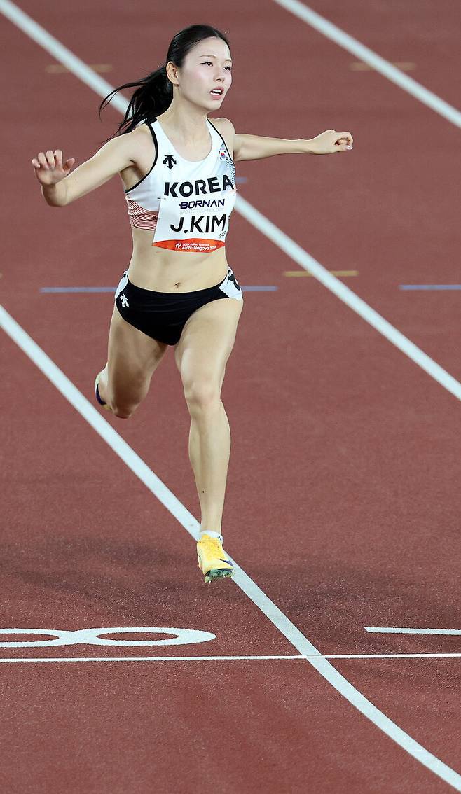 ▲ 25일 일본 나고야 미즈호 공원 육상경기장에서 열린 2026 아이치·나고야 아시안게임 육상 여자 100ｍ 준결승에서 한국 김주하가 역주하고 있다. ⓒ연합뉴스