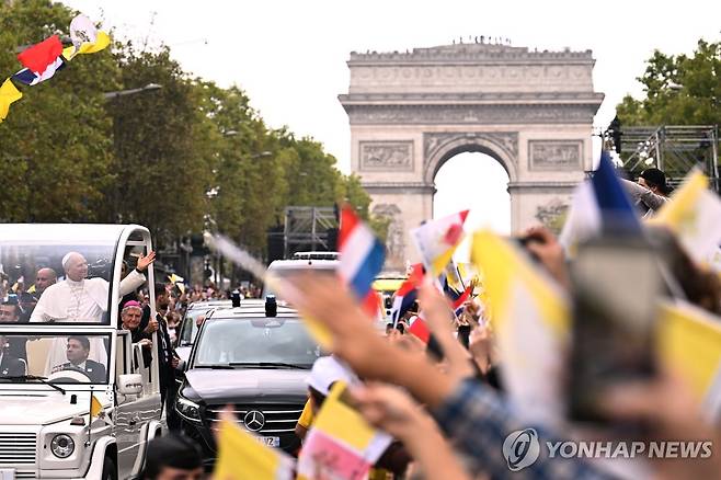 포프모빌 타고 샹젤리제 거리 이동하는 레오 14세 교황 [AP=연합뉴스. 재판매 및 DB 금지]
