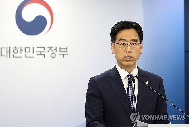 초대 중수청장 후보자 관련 행정안전부 브리핑 (서울=연합뉴스) 김민재 행정안전부 차관이 지난 17일 서울 종로구 정부서울청사 브리핑실에서 열린 '초대 중수청장 후보자' 관련 브리핑에서 언론과 국회에서 제기된 논란과 의혹에 대해 현재까지 확인된 사실을 바탕으로 설명하고 있다. 2026.9.17 [행정안전부 제공. 재판매 및 DB 금지] photo@yna.co.kr