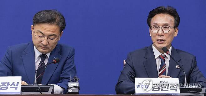 조국혁신당 방문해 인사말 하는 민주당 김민석 대표 (서울=연합뉴스) 황광모 기자 = 더불어민주당 김민석 대표(오른쪽)가 24일 취임 인사를 하기 위해 국회 내 조국혁신당을 방문해 신장식 대표에게 인사말을 하고 있다. 2026.8.24 hkmpooh@yna.co.kr
