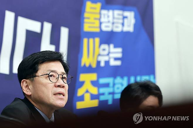 추석민심 기자간담회 연 조국혁신당 (서울=연합뉴스) 신현우 기자 = 조국혁신당 김준형 원내대표가 27일 국회에서 추석민심 기자간담회를 하고 있다. 2026.9.27 nowwego@yna.co.kr