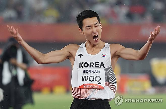 환호하는 스마일점퍼 (나고야=연합뉴스) 임화영 기자 = 27일 일본 아이치현 나고야 미즈호 공원 육상 경기장에서 열린 2026 아이치·나고야 아시안게임 육상 남자 높이뛰기 결승. 한국 우상혁이 2차시기에 2m14 점프에 성공한 뒤 환호하고 있다. 2026.9.27 hwayoung7@yna.co.kr