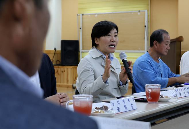 농업인 만난 농식품부 장관송미령 농림축산식품부 장관이 지난 22일 오후 충남 홍성 문당환경 정보화 마을을 찾아 농지전수조사와 관련한 현장 농업인 간담회를 하고 있다./연합뉴스