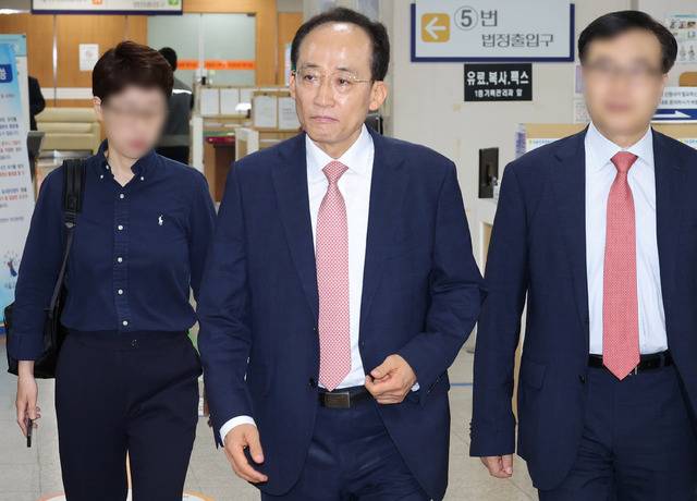 12·3 비상계엄 당시 국회의 계엄 해제 표결을 방해한 혐의를 받는 추경호 대구시장이 지난 2일 서울 서초구 서울중앙지방법원에서 열린 내란중요임무종사 혐의 공판에 출석하고 있다. 추 시장에 대한 1심 결심공판은 오는 30일 서울중앙지법 형사합의34부 심리로 열린다. 연합뉴스.