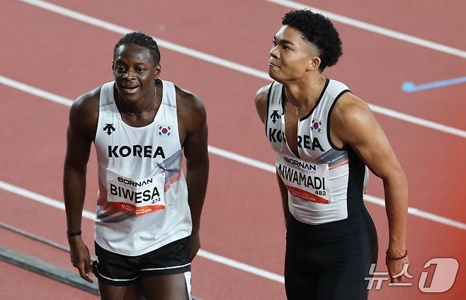 대한민국 나마디 조엘진과 비웨사 다니엘 가사마가 25일 일본 나고야 미즈호공원 육상경기장에서 열린 2026 아이치·나고야 아시안게임 남자 100m 결선을 마치고 이동하고 있다. 2026.9.25 ⓒ 뉴스1 김도우 기자