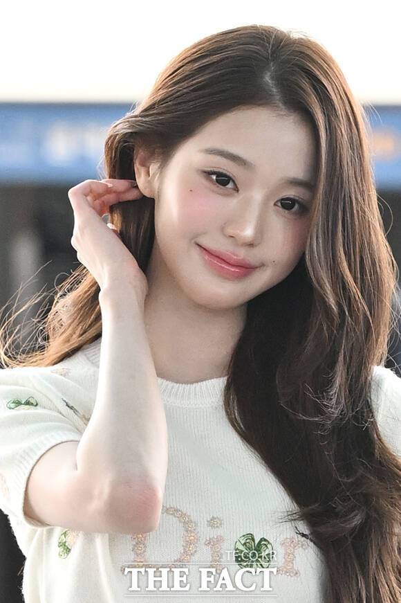 그룹 아이브 장원영이 28일 오전 '디올 2027 봄-여름 컬렉션 쇼' 참석을 위해 인천국제공항에 도착해 프랑스 파리 출국을 앞두고 취재진과 팬들에게 포즈를 취하고 있다. /인천국제공항=김성렬 기자