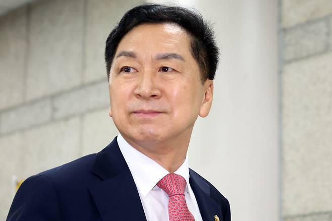 김건희 여사에게 260만원대 로저비비에 가방을 선물한 혐의로 기소된 김기현 국민의힘 의원이 지난달 31일 서울 서초구 서울중앙지방법원에서 열린 재판에 출석하고 있다./뉴스1