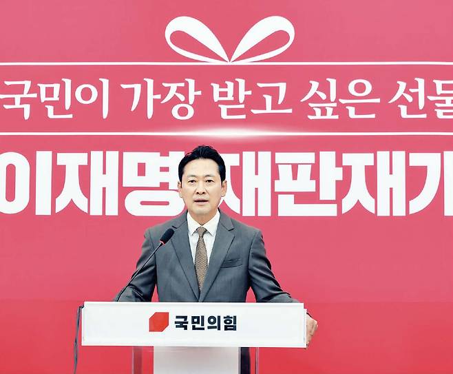 권칠승(가운데) 더불어민주당 정책위의장이 27일 서울 여의도 국회에서 열린 추석 민심 기자간담회에서 “가장 뼈아프게 느끼는 건 민생”이라며 “정기국회 대원칙은 민생 올인”이라고 했다(위쪽 사진). 장동혁 국민의힘 대표가 같은 날 기자회견을 열고 추석 민심과 관련해 “국민의 분노 게이지가 폭발 직전”이라고 했다. /연합뉴스