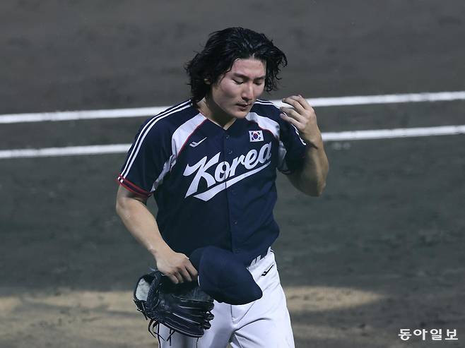 AG동아] 27일 일본 아이치현 토요하시 시민구장에서 열린 2026 아이치-나고야 아시안게임 야구 결승 한국과 일본의 경기. 7회 말 동점 허용 후 교체 결정이 나자 한국 선발 투수 곽빈(47번)이 아쉬운 표정으로 마운드를 내려오고 있다. 토요하시=변영욱 기자 cut@donga.com