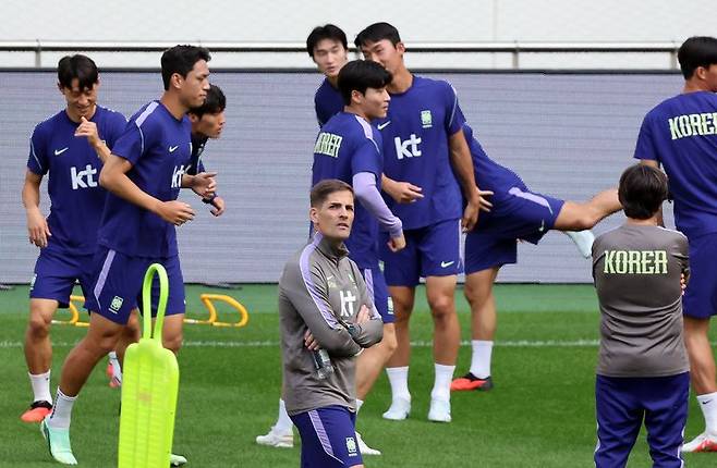 로베르토 모레노 대한민국 축구대표팀 감독이 우루과이와의 평가전을 하루 앞둔 27일 서울 마포구 서울월드컵경기장에서 선수들의 훈련을 지켜보고 있다. 2026.9.27 ⓒ 뉴스1 김진환 기자 /사진=뉴스1