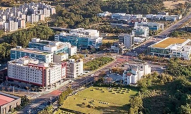 제주첨단과학기술단지 내 기업·연구시설 일대. 정부가 국가R&D에서 생성형 AI를 활용할 경우 모델과 버전, 목적과 범위를 공개하고 결과에 대한 최종 책임을 연구자가 지도록 하는 연구윤리 가이드를 마련했다. 사진=제주국제자유도시개발센터 제공