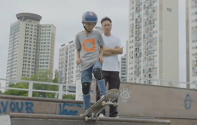2019년 10월 방송된 에스비에스(SBS) ‘영재발굴단’에 출연한 강준이와 신정혁 당시 코치. 유튜브 채널 에스비에스 공식 교양 채널 달리 갈무리