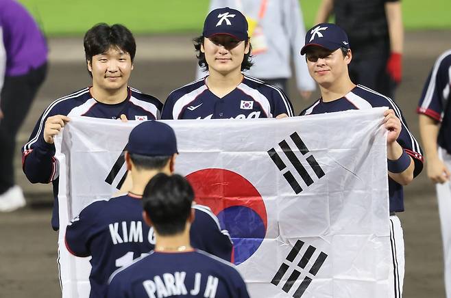27일 일본 아이치현 도요하시 시민구장에서 열린 2026 아이치·나고야 아시안게임 야구 결승전 대한민국과 일본의 경기에서 3대1로 금메달을 차지한 대한민국 문보경(왼쪽부터), 곽빈, 노시완이 기념 촬영을 하고 있다. 뉴스1