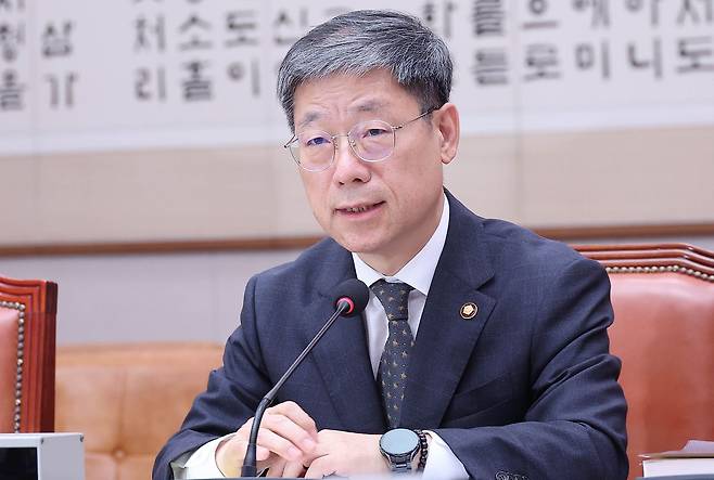 노경필 법원행정청장 28일 국회 법제사법위원회 전체회의에서 열린 법원행정처 대상 긴급현안질에서 의원 질의에 답하고 있다. 임현동 기자