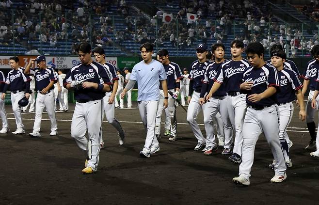 ▲25일 한국과 일본의 경기에서 0-5로 패한 뒤 아쉬운 표정을 보이는 한국 선수들 [연합뉴스]