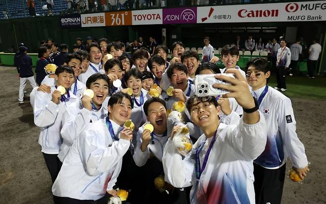 ▲결승전, 일본과의 맞대결에서 승리를 거두며 금메달을 획득한 대표팀 [연합뉴스]&nbsp;