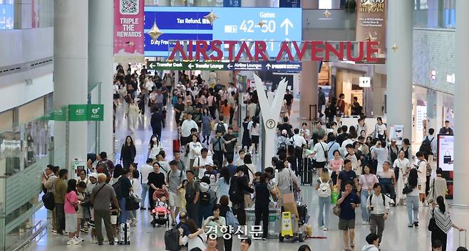 인천국제공항 출국장 면세점이 이용객들로 붐비고 있다. 강윤중 기자