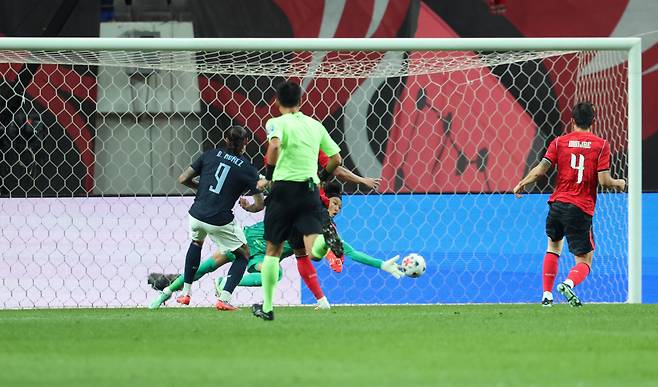 뻥 뚫린 골문 우루과이 남자축구대표팀 공격수 다르윈 누녜스(왼쪽)가 28일 서울월드컵경기장에서 열린 한국과의 평가전에서 전반 13분 선취골을 넣고 있다. 연합뉴스
