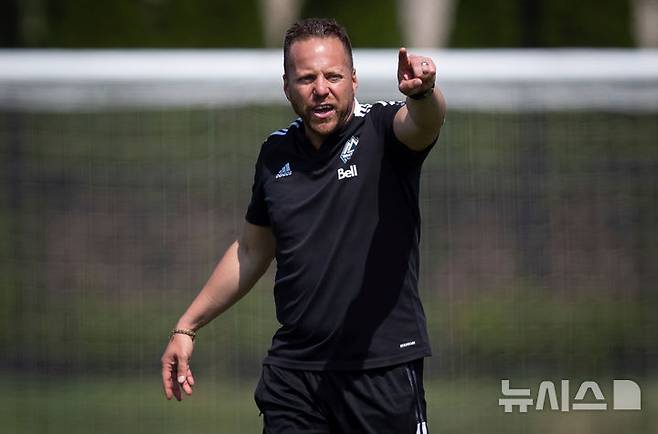 [밴쿠버=AP/뉴시스] 현재 미국 프로축구 메이저리그사커(MLS) 로스앤젤레스FC(LAFC)를 이끌고 있는 마크 도스 산토스 감독. 2021.08.02.