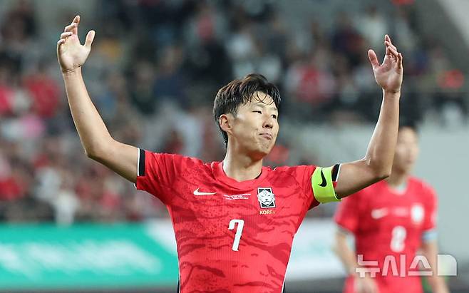 [서울=뉴시스] 권창회 기자 = 28일 서울 마포구 서울상암월드컵경기장에서 열린 하나은행 초청 대한민국 축구 국가대표팀 친선경기 대한민국 대 우루과이의 경기, 대한민국 손흥민이 골찬스를 놓친 뒤 아쉬워하고 있다. 2026.09.28. kch0523@newsis.com