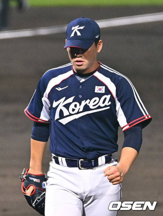 [OSEN=도요하시(일본), 박준형 기자] 25일 일본 아이치현 도요하시 시민구장에서 '2026 아이치·나고야 아시안게임' 야구 슈퍼라운드 한국과 일본의 경기가 진행됐다.투수 중 유일하게 공을 한 개도 던지지 않은 소형준이 슈퍼라운드 첫 경기에서 선발투수로 나섰다.5회말 삼자범퇴로 일본 공격을 막은 김진욱이 주먹을 쥐고 기뻐하고 있다.      2026.09.25 / soul1014@osen.co.kr