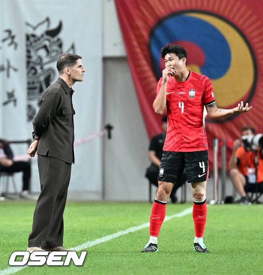[OSEN= 서울월드컵경기장, 이대선 기자] 로베르토 모레노 감독이 이끄는 한국 축구대표팀이 28일 서울월드컵경기장에서 우루과이와 A매치 경기를 가졌다.한국은 지난 24일 오현규, 손흥민, 이동경의 연속골이 터져 에콰도르를 3-0으로 제압했다. 모레노 감독은 한국대표팀 데뷔전에서 승리를 신고했다.&nbsp;전반 한국 김민재가 실점 후 모레노 감독과 이야기를 나누고 있다. 2026.09.28 / sunday@osen.co.kr