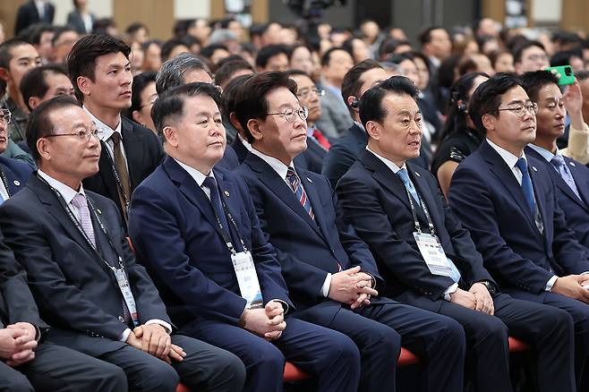 이재명 대통령이 28일 인천 송도에서 열린 세계 한인의 날 기념식에서 영상을 보고 있다. 왼쪽부터 황병구 세계한상대회 운영위원장, 김경협 재외동포청장, 이 대통령, 고상구 세계한인총연합회장, 박찬대 인천시장. 인천=연합뉴스
