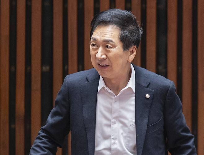 김기현 국민의힘 의원이 2025년 12월22일 국회에서 열린 의원 총회에 입장하고 있다. ⓒ연합뉴스