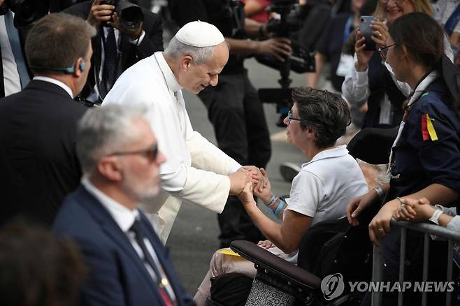교황이 루르드에서 휠체어를 탄 신도를 만나고 있다 [AFP=연합뉴스. 재판매 및 DB 금지]