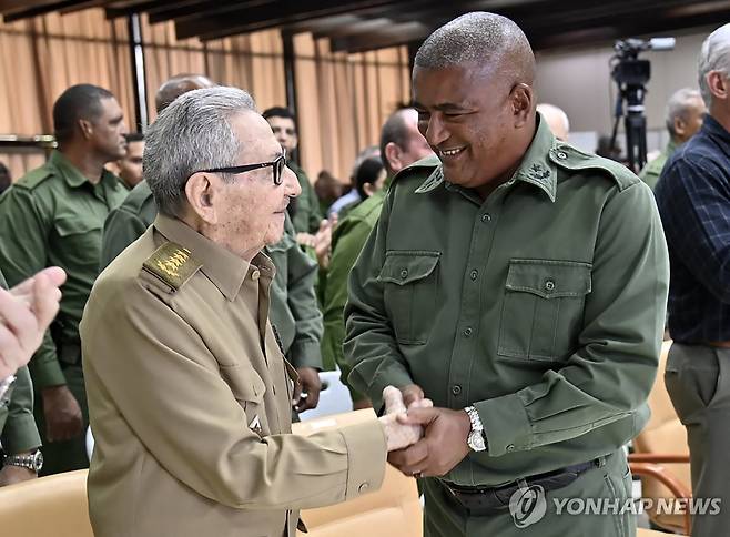 라울 카스트로 전 쿠바국가평의회 의장과 악수하는 에미르 메사 경호국장 [AFP=연합뉴스]