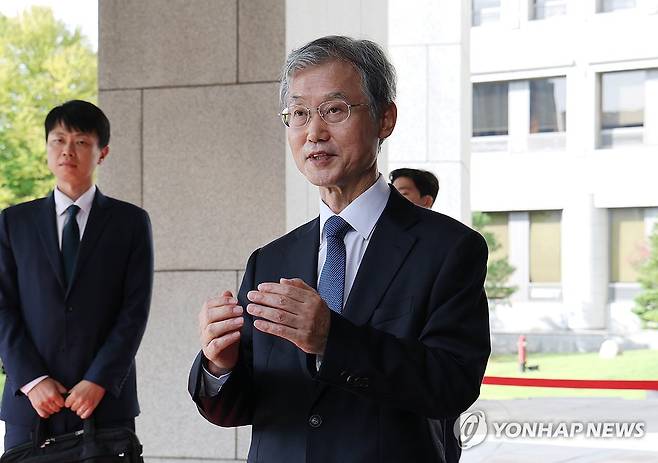 질문에 답변하는 조희대 대법원장 (서울=연합뉴스) 김주형 기자 = 조희대 대법원장이 28일 서울 서초구 대법원으로 출근하며 취재진의 질문에 답변하고 있다. 2026.9.28 kjhpress@yna.co.kr