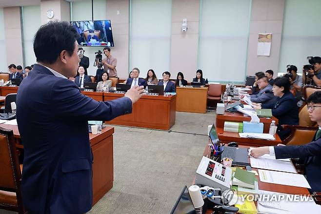 '대법원장 국감 증인 채택' 처리에 퇴장하는 국민의힘 (서울=연합뉴스) 신현우 기자 = 국회 법제사법위원회 야당 간사인 국민의힘 박형수 의원이 28일 국회 법사위 전체회의에서 조희대 대법원장이 포함된 국정감사 증인·참고인 출석 요구 안건 의결을 앞두고 항의하며 퇴장하고 있다. 2026.9.28 nowwego@yna.co.kr